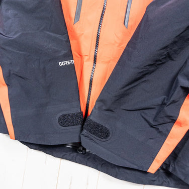 The North Face GTX Pro 夹克，男款，中号，红色。这款尼龙外套是硬壳。