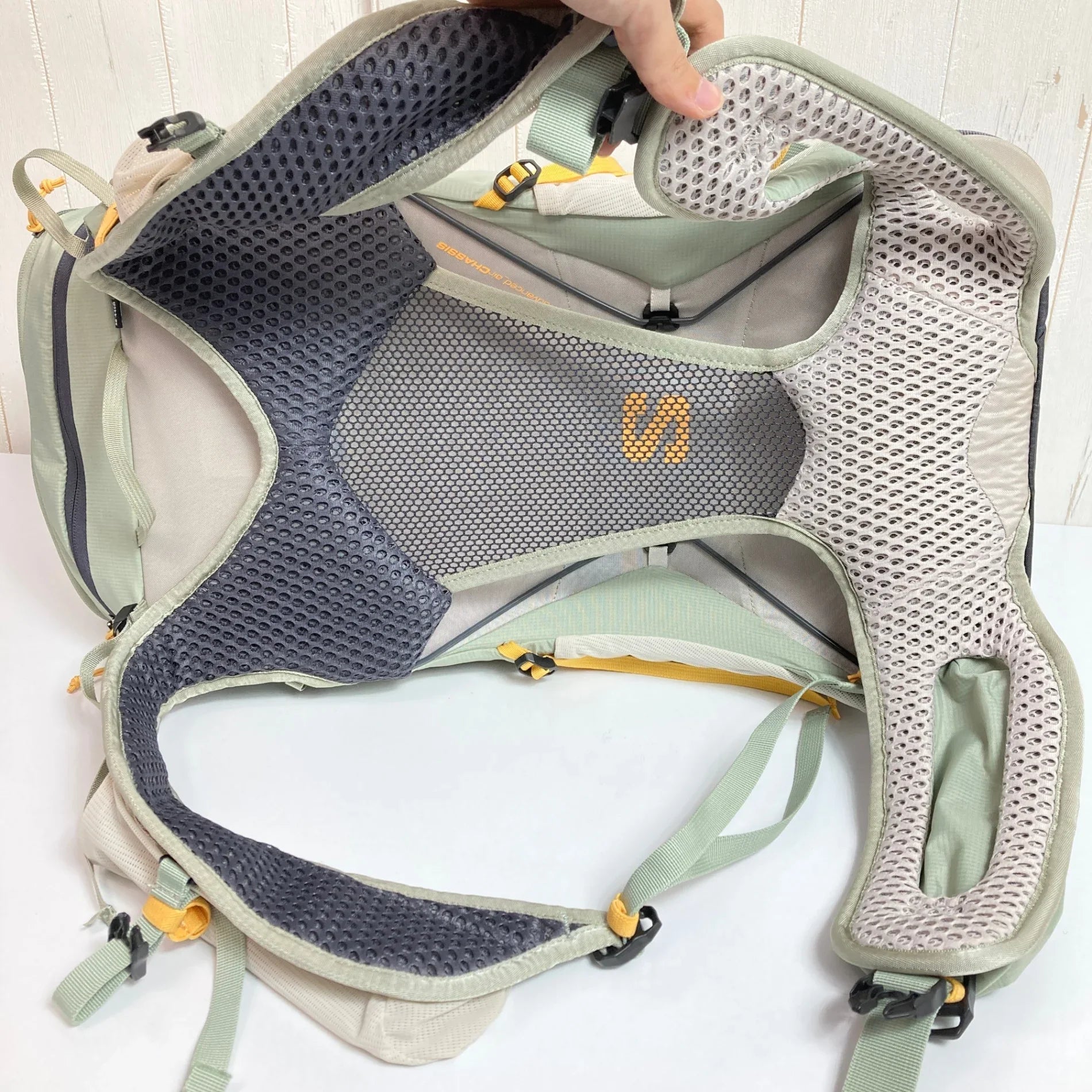 【Women's S/M ベージュ系】 Salomon ( サロモン ) エアロトレック 28 AEROTREK 28 ナイロン バッグ ストレージ バックパック デイパック 容量【～29L】 z00052566 デイパック 容量【～29L】 バックパック バッグ ストレ - 【公式】2ndGEAR（セカンドギア）Webショップ【登山用品・アウトドア用品専門 買取販売店】