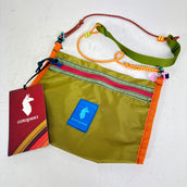 【OneSize グリーン系】 Cotopaxi（コトパクシ） リスタ 2L クロスボディ バッグ Lista 2L Crossbody Bag バッグ ストレージ サコッシュポーチ z00059759  サコッシュポーチ バッグ ストレージ