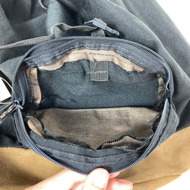 【Unisex OneSize ブラック系】 1991 Jansport ( ジャンスポーツ ) スエードレザー×コーデュラナイロン ビンテージ フラップ デイパック 生産終了モデル 入手困難 アメリカ製 バッグ ストレージ バックパック デイパック 容量【～29L】 z0005