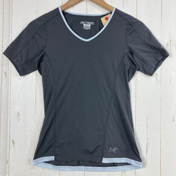 【Women's XS グレー系】 Arcteryx ( アークテリクス ) ショートスリーブ Vネック ティー ポリエステル ウェア トップス インナー シャツ ショートスリーブTシャツ クルーネック 化繊 z00059348  化繊 ショートスリーブTシャツ クルー
