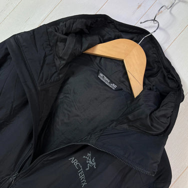【Men's XS ブラック系】 Arcteryx ( アークテリクス ) アトム フーディ Atom Hoody 化繊ダウン ウェア トップス アウター ジャケット 化繊インサレーション z00055417  化繊インサレーション アウター ジャケット トップス ウ