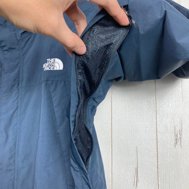 The North Face Scoop Jacket, Men's Size Medium, Navy. This nylon hardshell jacket is a perfect outerwear piece. (z00054902)