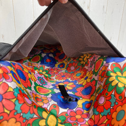 【S レッド系】 LiteAF（ライトエーエフ） プリンテッド ダイニーマ 30L カーブ フレームレス PRINTED DYNEEMA 30L CURVE FRAMELESS GROOVY BLOOMS バッグ ストレージ バックパック 容量【30L