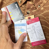 女士大号棕色 Jolly Gear 三冠王纽扣长袖上衣，金色波浪涤纶材质。