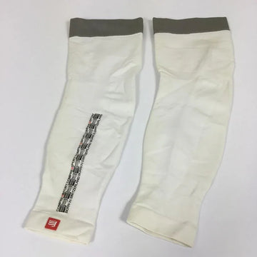 【Unisex 4 ホワイト系】 Compressport ( コンプレスポーツ ) カーフスリーブ ふくらはぎ コンプレッション サポーター Unisex タイツ ボトムス ウェア - 【公式】2ndGEAR（セカンドギア）Webショップ【登山用品・アウトドア用品専門 買取販売店】
