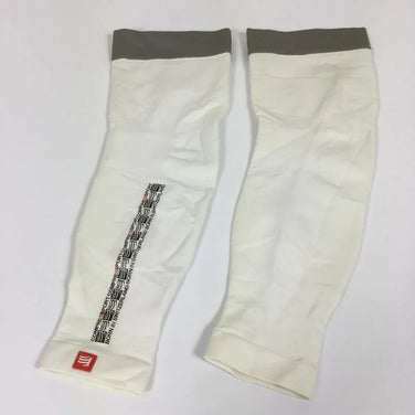 【Unisex 4 ホワイト系】 Compressport ( コンプレスポーツ ) カーフスリーブ ふくらはぎ コンプレッション サポーター Unisex タイツ ボトムス ウェア - 【公式】2ndGEAR（セカンドギア）Webショップ【登山用品・アウトドア用品専門 買取販売店】