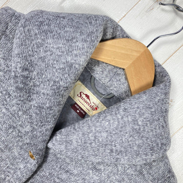 Sanseisha 男士中灰色 Caravan 针织抓绒背心。这款涤纶抓绒背心是任何造型的完美搭配。产品代码：z00054614。