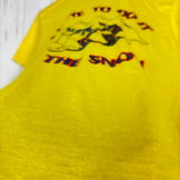 【Unisex L イエロー系】 1980s Adventure Unlimited（アドベンチャー アンリミテッド） スキーツーリング コットンティー 企業ユニフォーム系 入手困難 ビンテージ コットン ウェア トップス インナー シャツ ショートスリーブTシャツ