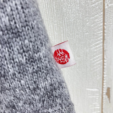 Sanseisha 男士中灰色 Caravan 针织抓绒背心。这款涤纶抓绒背心是任何造型的完美搭配。产品代码：z00054614。