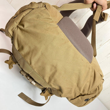 均码米色Mystery Ranch Sweet Pea Coyote尼龙收纳背包，容量30L-54L（z00052720）