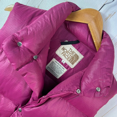 男式 S 码紫色 1970 年代 The North Face 防撕裂尼龙羽绒背心（棕色标签，旧标签）已停产，很难找到。