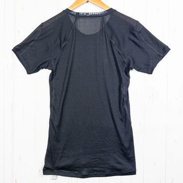 Finetrack Dry Layer 基础款T恤，男款L码，黑色。涤纶短袖圆领T恤，合成纤维材质。这款短袖T恤非常适合日常穿着。