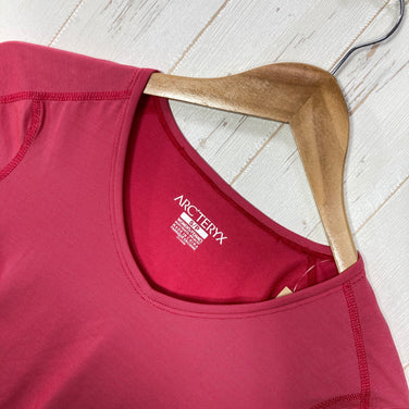 【Women's S ピンク系】 Arcteryx ( アークテリクス ) ショートスリーブ Vネック ティーシャツ Short Sleeve V Neck Tee Shirt ウェア トップス インナー シャツ ショートスリーブTシャツ クルーネック 化繊 z000
