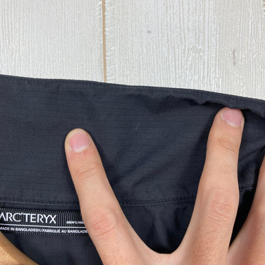 Arcteryx 男士 Squamish 夹克，L 码，黑色。尼龙防风外套上衣（z00054008）。