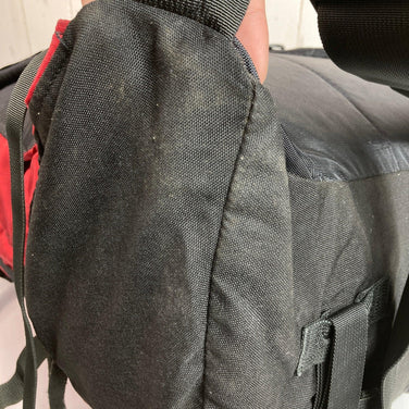 均码红色Gregory日用及半包（2000），红色防撕裂尼龙材质，配银色标签（旧标签）。已停产，难寻。尼龙收纳背包。