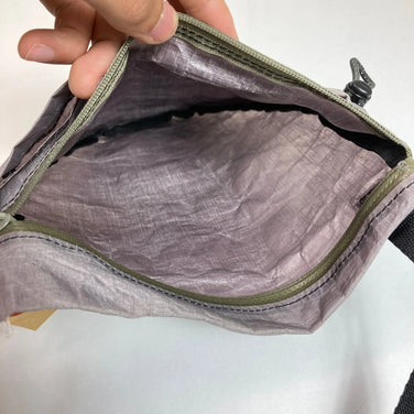 【OneSize グレー系】 Atelier Blue Bottle ( アトリエブルーボトル ) ハイカーズサコッシュ 05DCF Hiker’s SACOCHE-05DCF ライトグレー / LIGHT GRAY 入手困難 ナイロン バッグ ストレージ サコッ - 【公式】2ndGEAR（セカンドギア）Webショップ【登山用品・アウトドア用品専門 買取販売店】