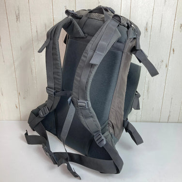 均码，黑色 Arcteryx Snoyo 2000（已停产，难觅踪影）。加拿大制造。收纳背包。容量：30升-54升。产品编号：z00052922。