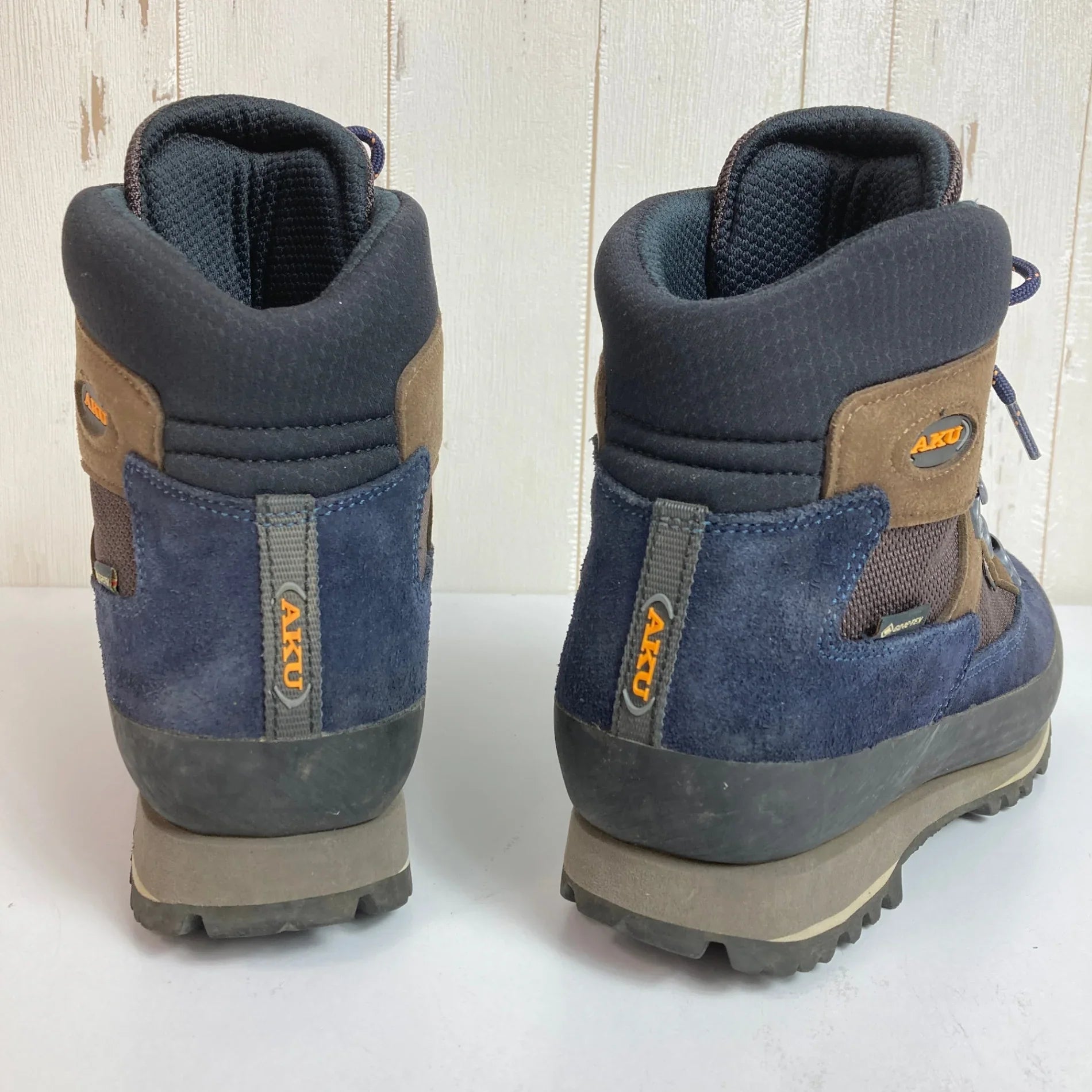 【23.5cm ブラウン系】 Aku ( アクー ) コネロ III ゴアテックス Conero III GTX DARK BROWN/ASTER BLUE レザー フットウェア トレッキングブーツ GORE-TEX ( ゴアテックス ) z00052500 DA - 【公式】2ndGEAR（セカンドギア）Webショップ【登山用品・アウトドア用品専門 買取販売店】