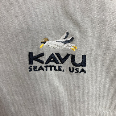【Men's M ベージュ系】 Kavu ( カブー ) 別注 ビッグシルエット ロゴバックプリント Tシャツ Exclusive Oversized Logo Back-Print T-Shirt グレイッシュ ベージュ 2026SS FREAK'S STORE