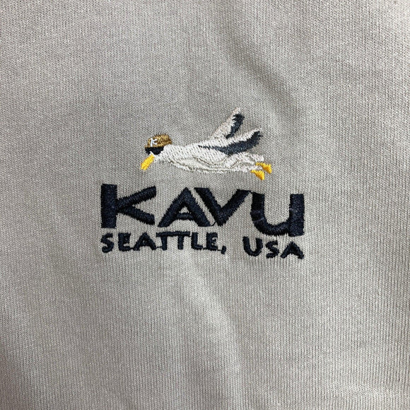 【Men's M ベージュ系】 Kavu ( カブー ) 別注 ビッグシルエット ロゴバックプリント Tシャツ Exclusive Oversized Logo Back-Print T-Shirt グレイッシュ ベージュ 2026SS FREAK'S STORE