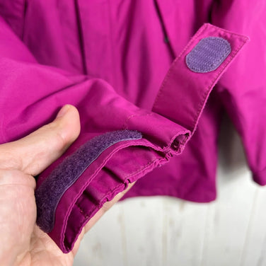 The North Face Scoop Jacket, size 120, purple, kids' size. This nylon hardshell jacket is a perfect outerwear top. Product code: z00054219.