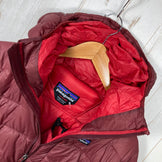【Men's S レッド系】 2019 Patagonia ( パタゴニア ) マクロ パフ フーディー Macro Puff Hoody OXDR 生産終了モデル 入手困難 化繊ダウン ウェア トップス アウター ジャケット 化繊インサレーション z000601