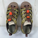 【Unisex 27.5cm カーキグリーン系】 Keen ( キーン ) NEW PORT RETRO × スモーキー・ベア（Smokey Bear）　コラボモデル サンダル 1027452 SMOKEY BEAR/MILITARY OLIVE z00055280 SMOKEY B-5