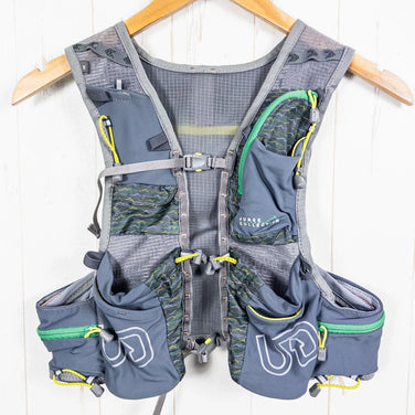 男女通用中灰色 Ultimate Direction Jurek FKT 黑曜石背心，Scott Jurek 签名款。收纳背包/日用背包。