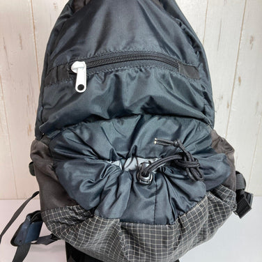 均码，黑色 Arcteryx Snoyo 2000（已停产，难觅踪影）。加拿大制造。收纳背包。容量：30升-54升。产品编号：z00052922。
