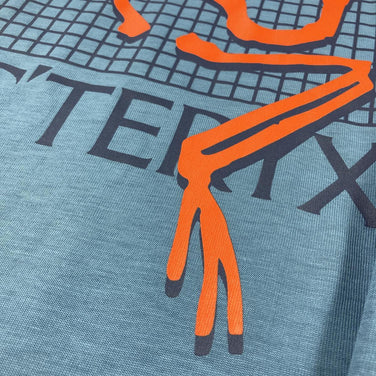 【Men's XS ブルー系】 Arcteryx ( アークテリクス ) アーク マルチバード ロゴ ロングスリーブ Arc' Multi Bird Logo Long Sleeve 長袖 Tシャツ 入手困難 X000007746 International Men - 【公式】2ndGEAR（セカンドギア）Webショップ【登山用品・アウトドア用品専門 買取販売店】