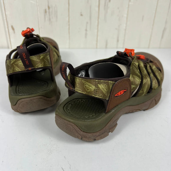【Unisex 26.0cm カーキグリーン系】 Keen ( キーン ) NEW PORT RETRO × スモーキー・ベア（Smokey Bear）　コラボモデル サンダル 1027452 SMOKEY BEAR/MILITARY OLIVE z00055278 SMOKEY B
