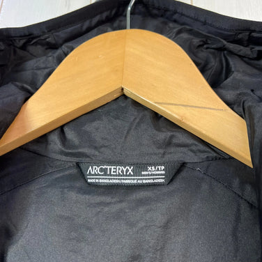 【Men's XS ブラック系】 Arcteryx ( アークテリクス ) アトム フーディ Atom Hoody 化繊ダウン ウェア トップス アウター ジャケット 化繊インサレーション z00055417  化繊インサレーション アウター ジャケット トップス ウ