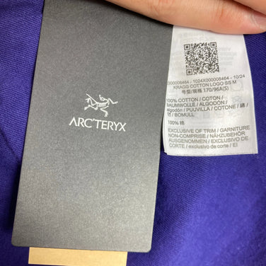 【Men's S ネイビー系】 Arcteryx ( アークテリクス ) クラッグ コットン ロゴ ショートスリーブ Kragg Cotton Logo SS Soulsonic / Dynasty コットン ウェア トップス インナー シャツ ショートスリーブTシ - 【公式】2ndGEAR（セカンドギア）Webショップ【登山用品・アウトドア用品専門 買取販売店】