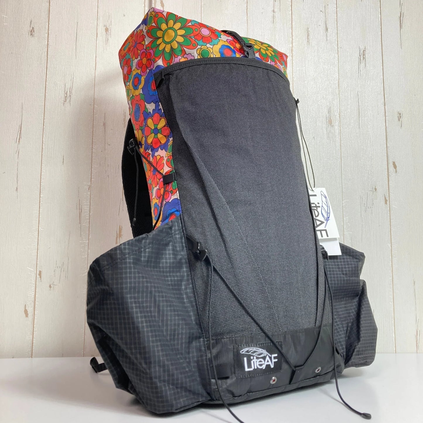 【S レッド系】 LiteAF（ライトエーエフ） プリンテッド ダイニーマ 30L カーブ フレームレス PRINTED DYNEEMA 30L CURVE FRAMELESS GROOVY BLOOMS バッグ ストレージ バックパック 容量【30L
