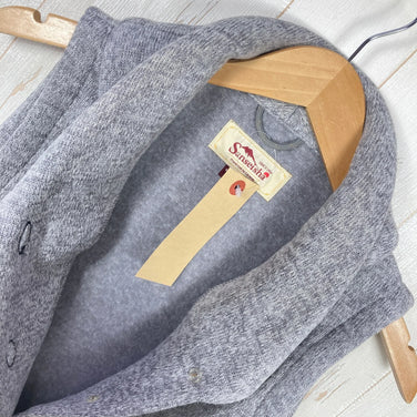 Sanseisha 男士中灰色 Caravan 针织抓绒背心。这款涤纶抓绒背心是任何造型的完美搭配。产品代码：z00054614。