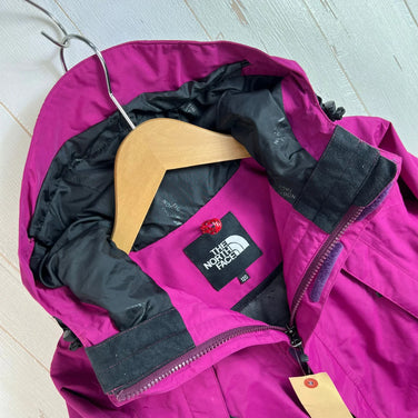 The North Face Scoop Jacket, size 120, purple, kids' size. This nylon hardshell jacket is a perfect outerwear top. Product code: z00054219.