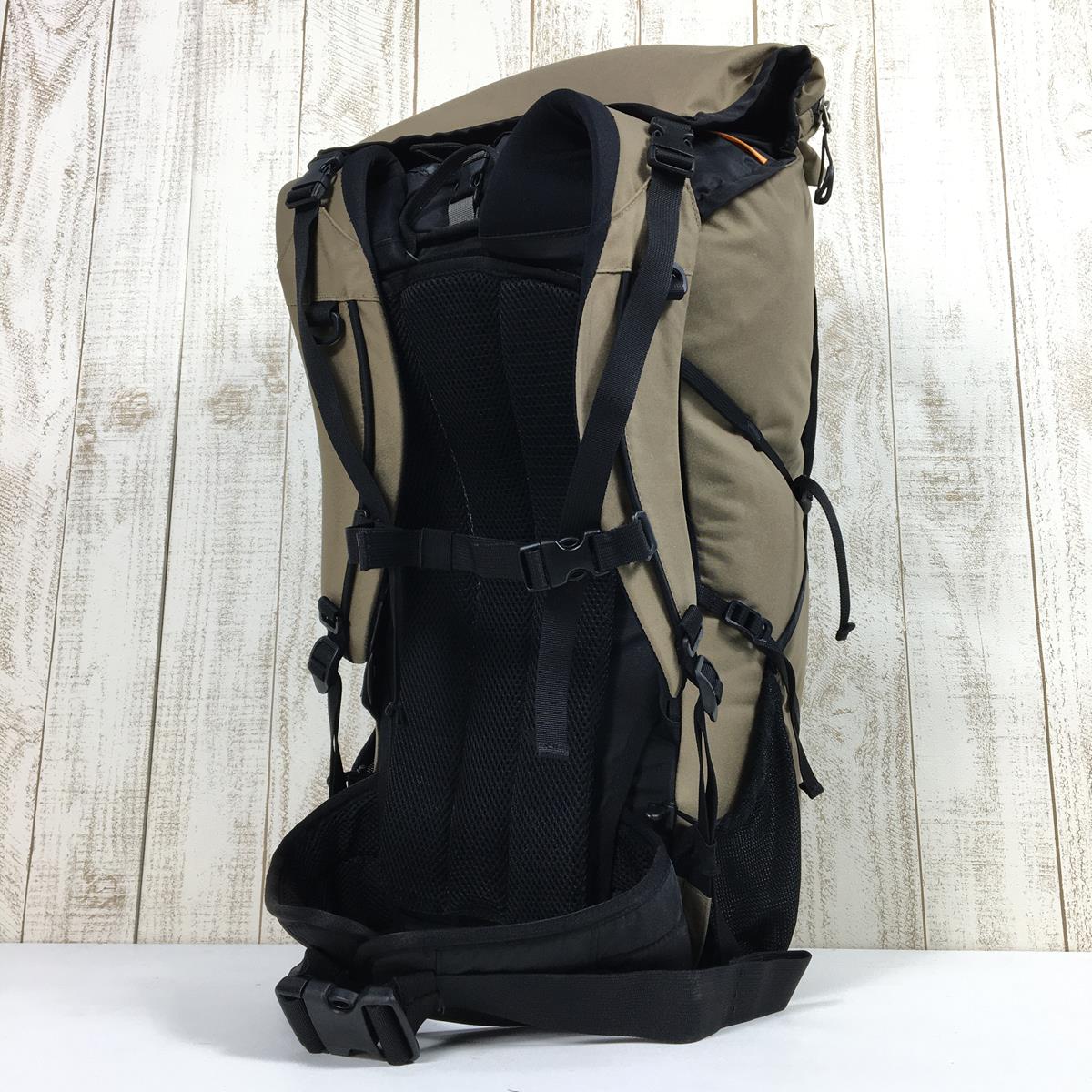 パーゴワークス バディ 33 Buddy 33L バックパック デイパック PAAGO WORKS HP003 DBE Dark Beige –  【公式】2ndGEAR（セカンドギア）Webショップ【登山用品・アウトドア用品専門 買取販売店】