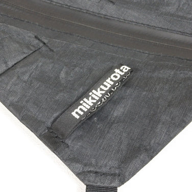 【OneSize ブラック系】 mikikurota（ミキクロタ） ポケット パック ポーチ Pocket Pack Pouch DCF ( ダイニーマ・コンポジット・ファブリック / キューベンファイバー ) クーリエバッグ ショルダーバッグ メッセンジャーバッ - 【公式】2ndGEAR（セカンドギア）Webショップ【登山用品・アウトドア用品専門 買取販売店】