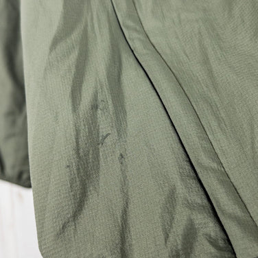 The North Face 燕尾服连帽衫，男款中号，绿色。尼龙防风夹克/外套 (z00053309)。