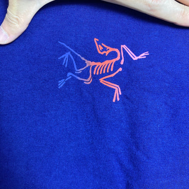 【Men's S ネイビー系】 Arcteryx ( アークテリクス ) クラッグ コットン ロゴ ショートスリーブ Kragg Cotton Logo SS Soulsonic / Dynasty コットン ウェア トップス インナー シャツ ショートスリーブTシ - 【公式】2ndGEAR（セカンドギア）Webショップ【登山用品・アウトドア用品専門 買取販売店】