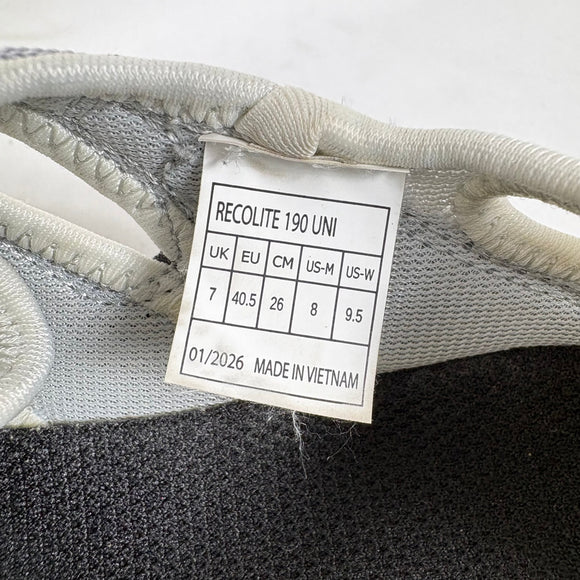 【Unisex 26.0cm グレー系】 Inov8 ( イノヴェイト ) レコライト 190 UNI Recolite 190 UNI GRAY/WHITE (GYWH) 軽量 クイックシューレース ヒール踏み履き対応 フットウェア サンダル z00061468 GRAY/