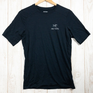 【Men's XS ブラック系】 Arcteryx ( アークテリクス ) イオニア メリノ ウール アーク ワード ショートスリーブ Ionia Merino Wool Arc'Word Short Sleeve メリノウール X000006537 / L08527 - 【公式】2ndGEAR（セカンドギア）Webショップ【登山用品・アウトドア用品専門 買取販売店】