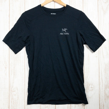 【Men's XS ブラック系】 Arcteryx ( アークテリクス ) イオニア メリノ ウール アーク ワード ショートスリーブ Ionia Merino Wool Arc'Word Short Sleeve メリノウール X000006537 / L08527 - 【公式】2ndGEAR（セカンドギア）Webショップ【登山用品・アウトドア用品専門 買取販売店】